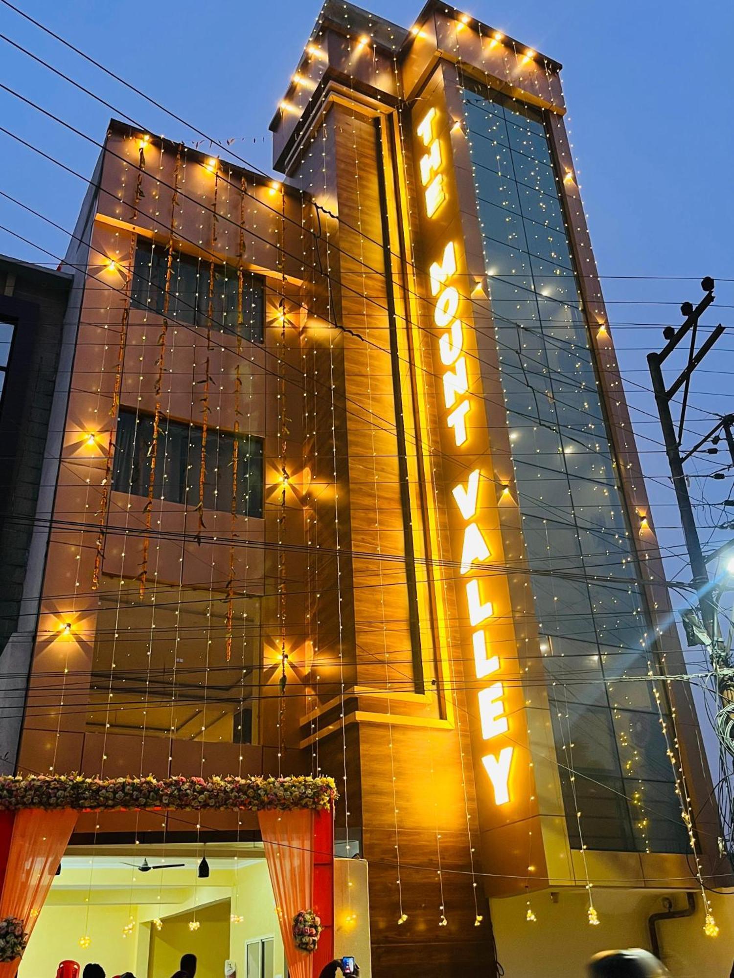 Hotel The Mount Valley Haldwāni Esterno foto